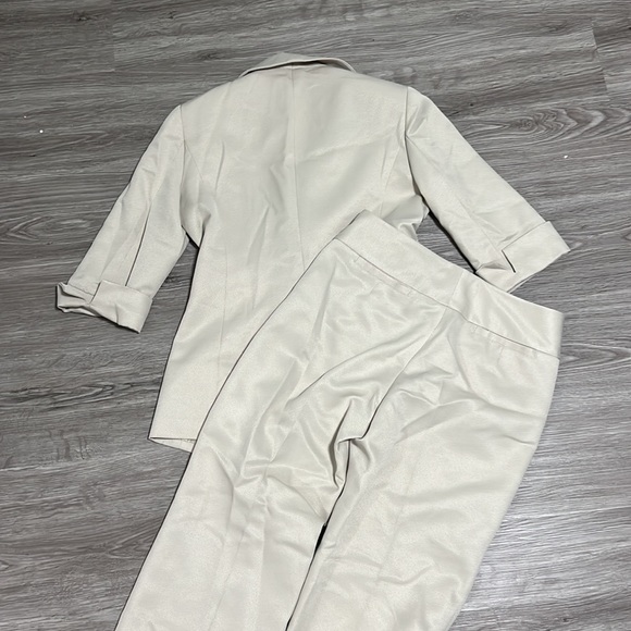 Signature by Larry Levine two piece Pant Suit - Picture 4 of 4